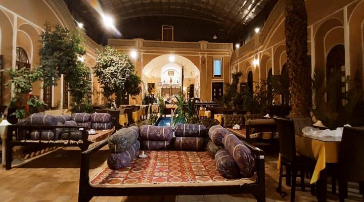 حیاط هتل سنتی ادیب الممالک یزد