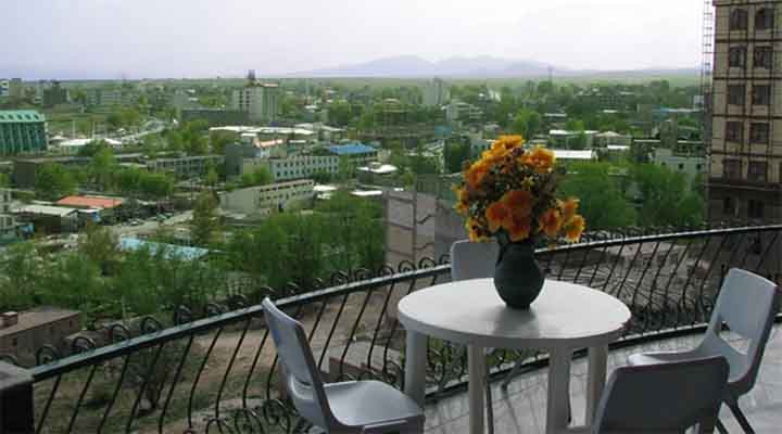 نمای بیروین هتل آپارتمان طاووس سرعین