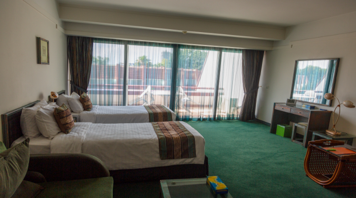 سه تخته رو به جنگل