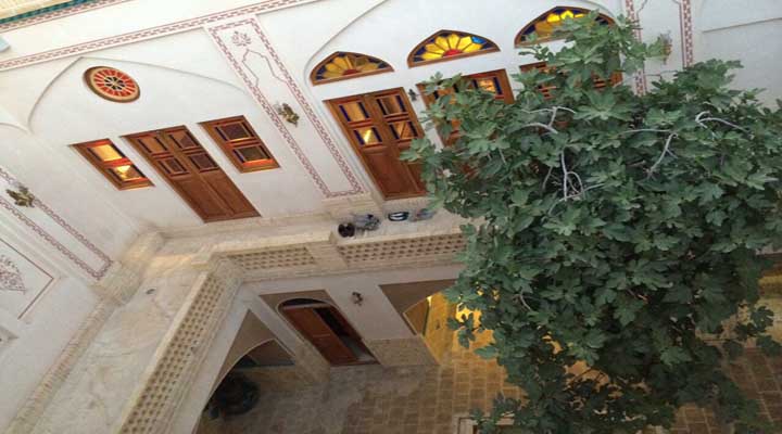 نمای بیرونی اقامتگاه سنتی نه چم کاشان