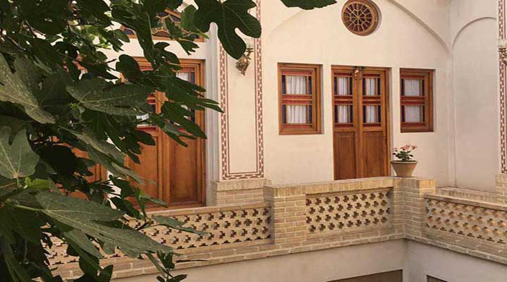 نمای محوطه اقامتگاه سنتی نه چم کاشان