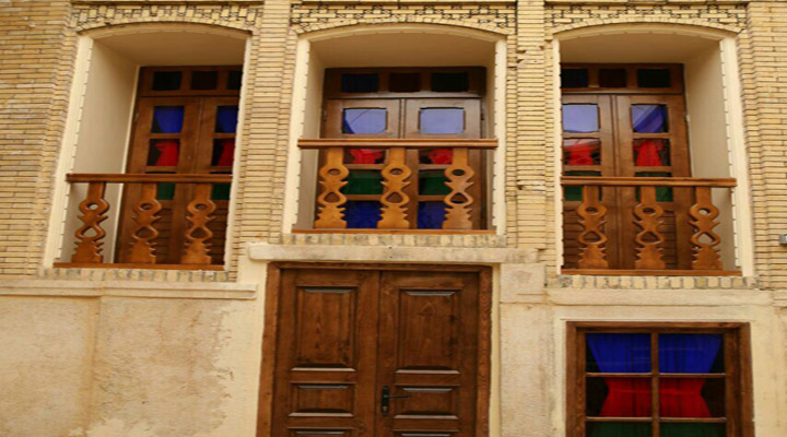 نمای اقامتگاه سنتی ۵دری شیراز