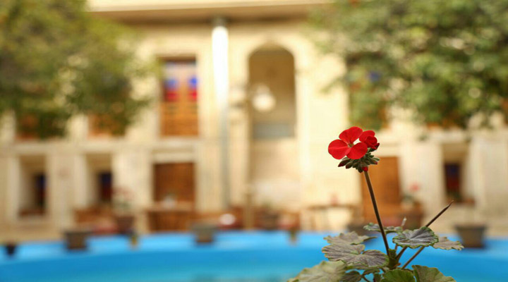 نمای اقامتگاه سنتی ۵دری شیراز