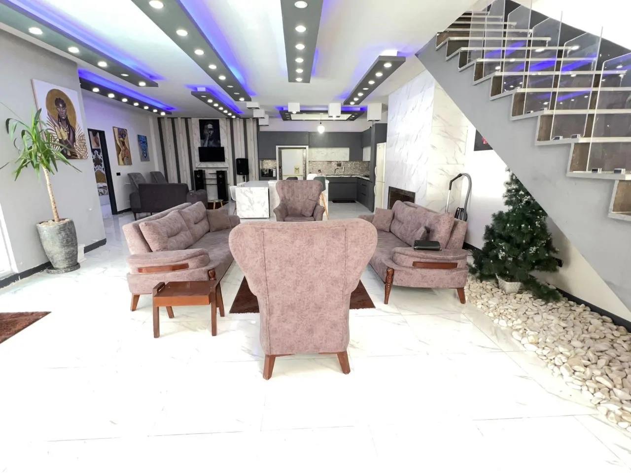 ویلا استخردار ابگرم سرپوشيده و روباز مرواريد سهیلیه