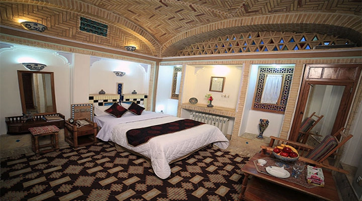 نمای اتاق هتل باغ مشیر الممالک یزد