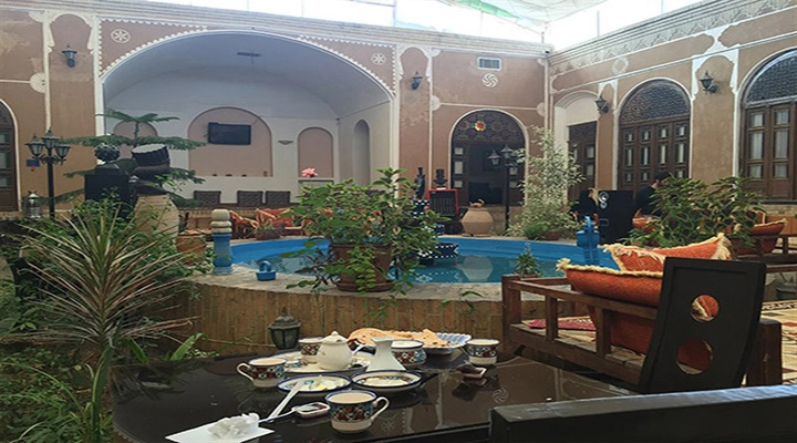 حیاط هتل سنتی رز یزد