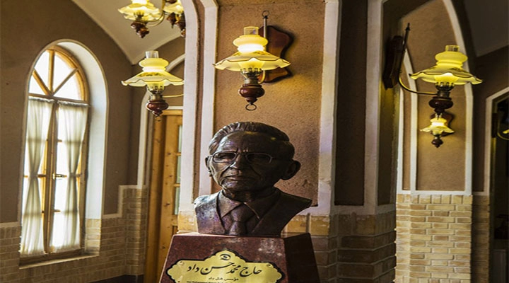 مجسمه بنیانگذار هتل داد یزد
