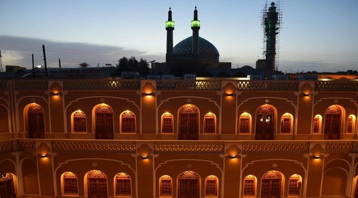 نمای بیرون هتل مشیر یزد