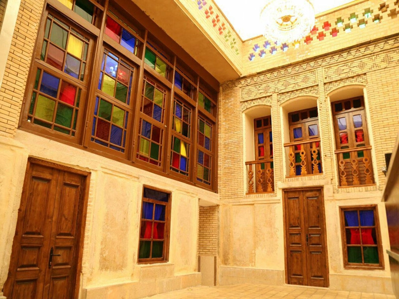 نمای اقامتگاه سنتی ۵دری شیراز